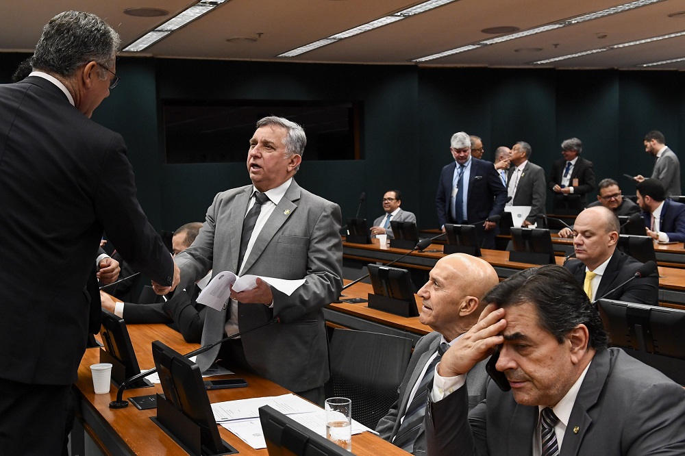 Izalci Lucas (PL-DF) conversa com parlamentares. Participam: senador Confúcio Moura (MDB-RO); deputado Domingos Sávio (PL-MG).