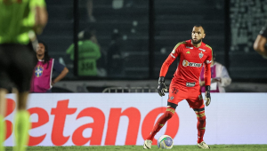 O goleiro Everson com a bola no pé