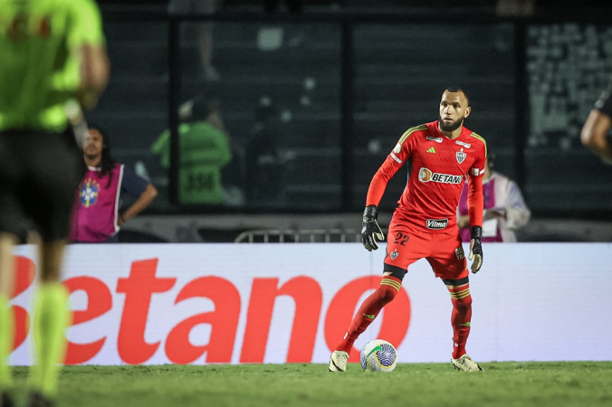 O goleiro Everson com a bola no pé