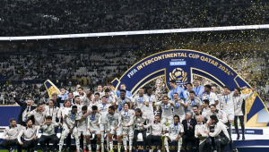 Equipe do Real Madrid celebra com o troféu após vencer a final da Copa Intercontinental da FIFA 2024 contra o Pachuca