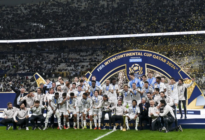 Equipe do Real Madrid celebra com o troféu após vencer a final da Copa Intercontinental da FIFA 2024 contra o Pachuca