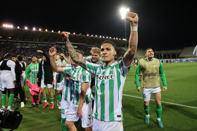 Jogadores do Real Betis comemoram a classificação após a partida de volta da semifinal da Liga Conferência