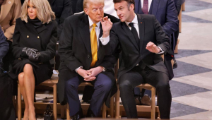 O presidente francês Emmanuel Macron (à direita) e o presidente eleito dos EUA, Donald J. Trump (centro), conversam durante uma cerimônia que marca a reabertura oficial da catedral de Notre-Dame de Paris