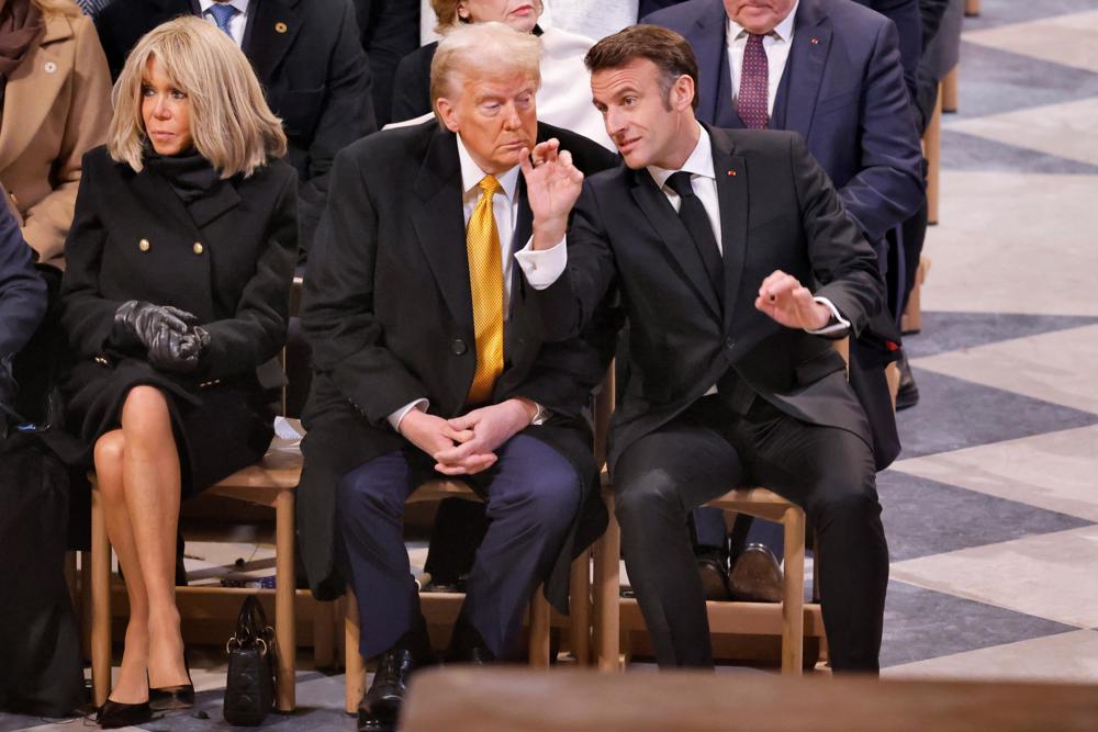 O presidente francês Emmanuel Macron (à direita) e o presidente eleito dos EUA, Donald J. Trump (centro), conversam durante uma cerimônia que marca a reabertura oficial da catedral de Notre-Dame de Paris