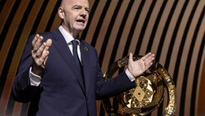 O presidente da FIFA, Gianni Infantino, apresenta o troféu do Mundial de Clubes