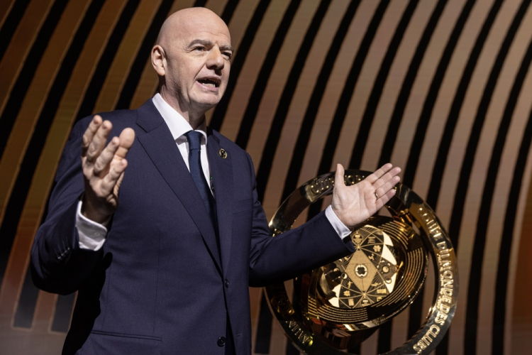 O presidente da FIFA, Gianni Infantino, apresenta o troféu do Mundial de Clubes