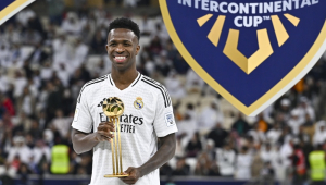 Vinicius Junior, do Real Madrid, posa com seu prêmio de Bola de Ouro durante a cerimônia no pódio após a final da Copa Intercontinental