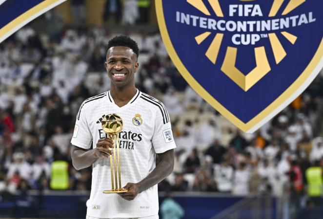 Vinicius Junior, do Real Madrid, posa com seu prêmio de Bola de Ouro durante a cerimônia no pódio após a final da Copa Intercontinental