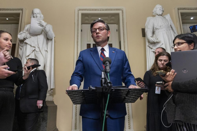 O presidente da Câmara, Mike Johnson, faz declarações à imprensa enquanto a Câmara vota um plano republicano para evitar a paralisação do governo no Capitólio