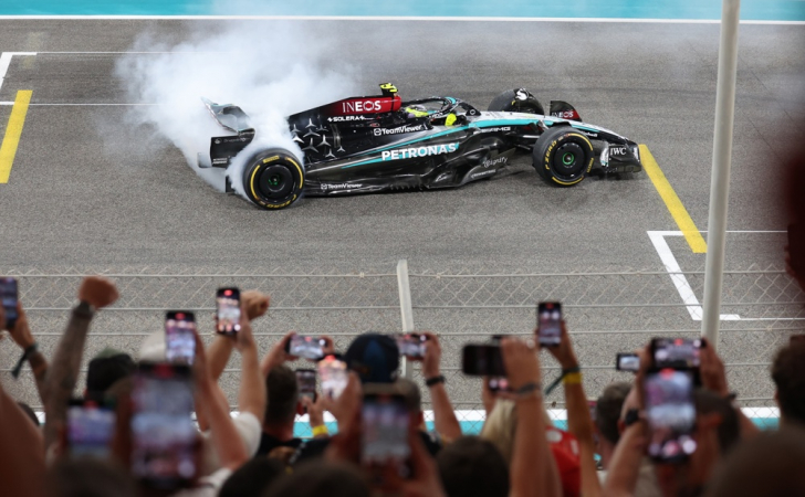 O piloto britânico da Mercedes, Lewis Hamilton, em ação para se despedir de sua equipe após o Grande Prêmio de Abu Dhabi