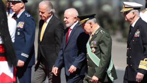 O presidente da República Luiz Inácio Lula da Silva (3ºe/d), acompanhado pelo ministro da Defesa, José Múcio Monteiro (2ºe/d), e por comandantes das Forças Armadas, durante cerimônia do Dia do Soldado, no setor militar urbano em Brasília (DF