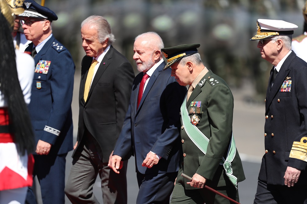 O presidente da República Luiz Inácio Lula da Silva (3ºe/d), acompanhado pelo ministro da Defesa, José Múcio Monteiro (2ºe/d), e por comandantes das Forças Armadas, durante cerimônia do Dia do Soldado, no setor militar urbano em Brasília (DF