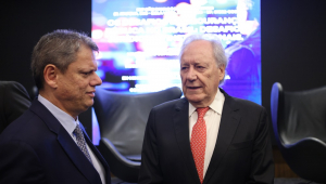 Governador do Estado de São Paulo, Tarcísio de Freitas (Republicanos), e o Ministro da Justiça, Ricardo Lewandowski, participam de um painel sobre segurança pública