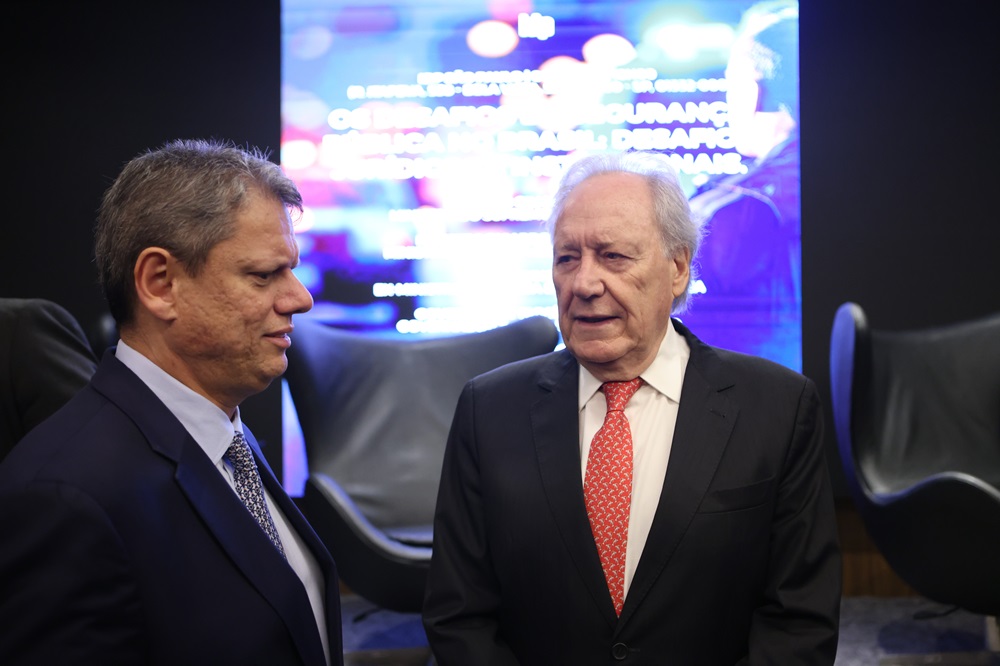 Governador do Estado de São Paulo, Tarcísio de Freitas (Republicanos), e o Ministro da Justiça, Ricardo Lewandowski, participam de um painel sobre segurança pública