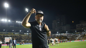 Augusto Melo presidente do Corinthians comemora vitória durante partida contra o Criciúma no estádio Heriberto Hulse