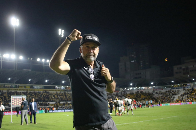 Augusto Melo presidente do Corinthians comemora vitória durante partida contra o Criciúma no estádio Heriberto Hulse