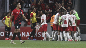 Eduardo Sasha jogador do Bragantino comemora seu gol durante partida contra o Athletico-PR no estádio Arena da Baixada