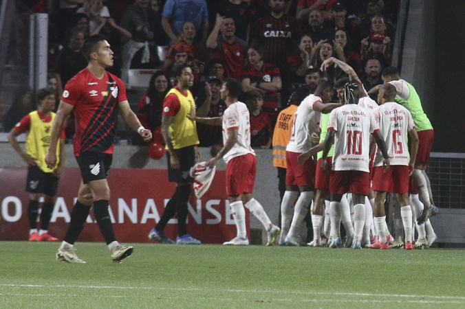 Eduardo Sasha jogador do Bragantino comemora seu gol durante partida contra o Athletico-PR no estádio Arena da Baixada