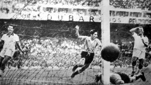 O jogador Alcides Ghiggia, do Uruguai, comemora após marcar gol durante a partida contra o Brasil, na final da Copa do Mundo de 1950