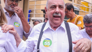 O candidato a vice-prefeito de BH, Álvaro Damião, vota na escola Flávio dos Santos