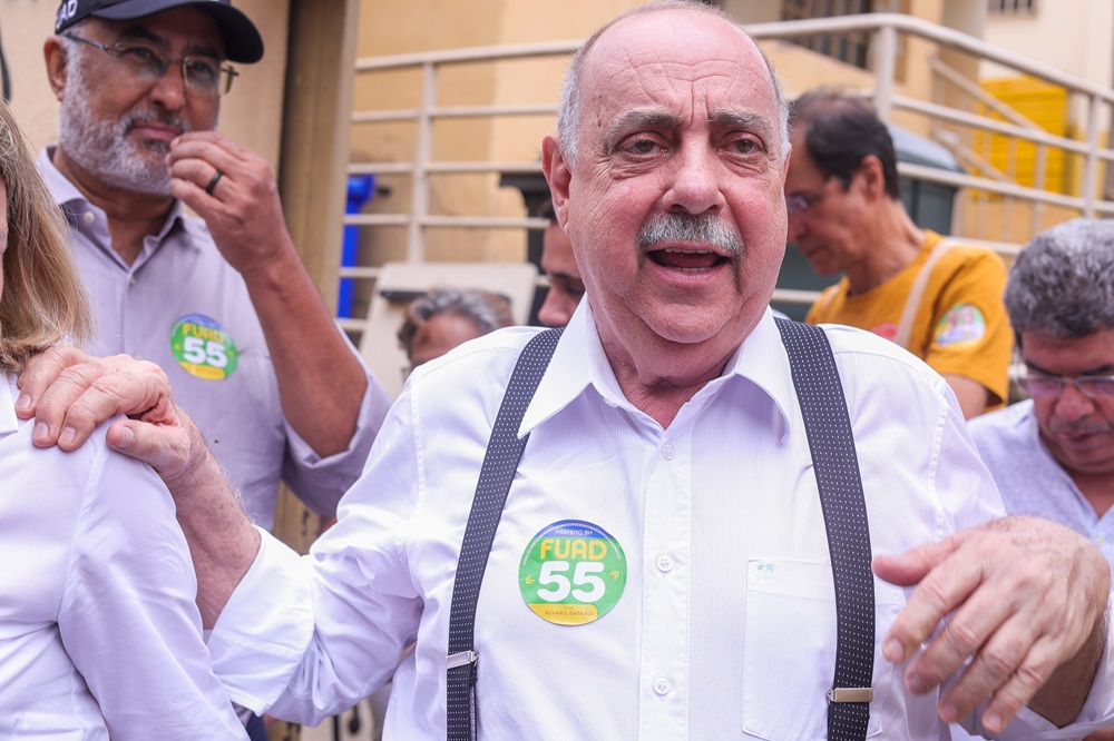 O candidato a vice-prefeito de BH, Álvaro Damião, vota na escola Flávio dos Santos