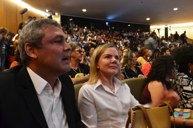 O deputado federal Lindbergh Farias (PT) e a presidente nacional do PT, deputada Gleisi Hoffmannn (PR), participam da abertura do G20 Social