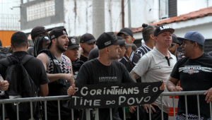 Membros da torcida organizada Gaviões da Fiel se reúnem em frente ao Parque São Jorge, na zona leste de São Paulo