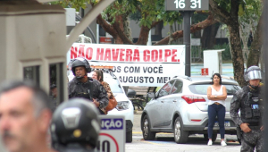 Membros da torcida organizada Gaviões da Fiel se reúnem em frente ao Parque São Jorge, na zona leste de São Paulo