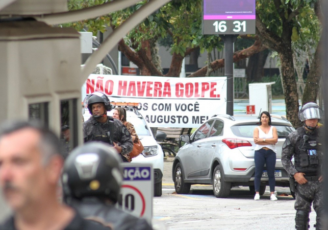 Membros da torcida organizada Gaviões da Fiel se reúnem em frente ao Parque São Jorge, na zona leste de São Paulo