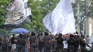 Vigiados pela PM, torcedores do Corinthians protestam contra processo de impeachment que pode afastar o presidente Augusto Melo