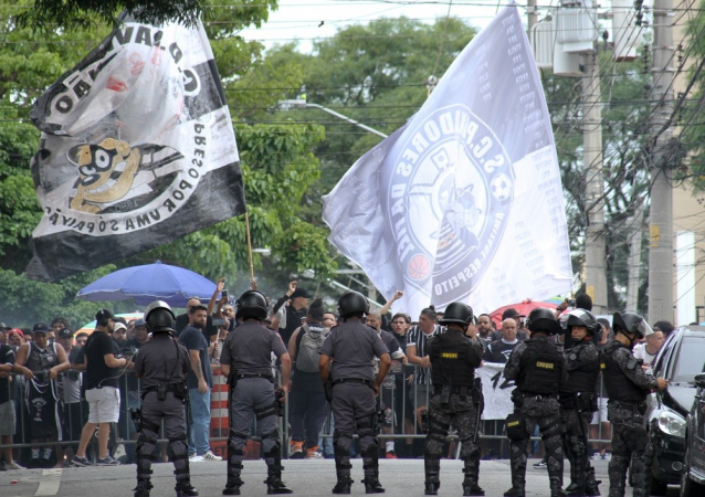 Vigiados pela PM, torcedores do Corinthians protestam contra processo de impeachment que pode afastar o presidente Augusto Melo