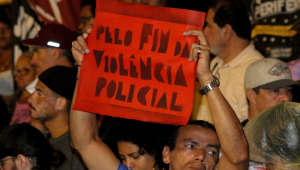 Manifestantes participam de ato organizado pela Uneafro, junto ao Movimento Negro Unificado e outras organizações da sociedade civil pedindo o fim da violência policial