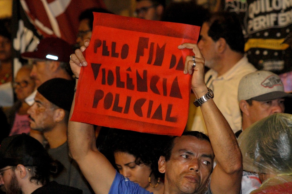 Manifestantes participam de ato organizado pela Uneafro, junto ao Movimento Negro Unificado e outras organizações da sociedade civil pedindo o fim da violência policial