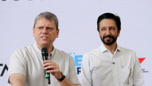 O governador de São Paulo, Tarcísio de Freitas (Republicanos), e o prefeito de São Paulo, Ricardo Nunes (MDB), participam da entrega de apartamentos na região do Tucuruvi