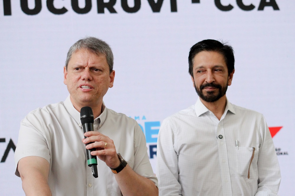 O governador de São Paulo, Tarcísio de Freitas (Republicanos), e o prefeito de São Paulo, Ricardo Nunes (MDB), participam da entrega de apartamentos na região do Tucuruvi