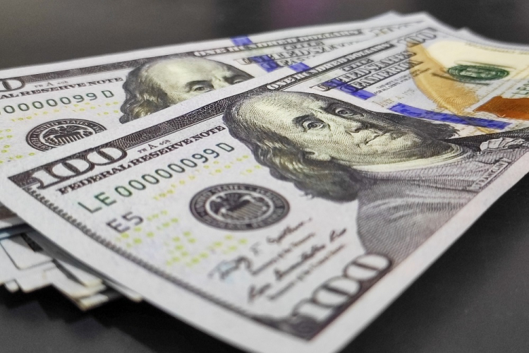 Dólar bate em R$ 6,30, mas cai para R$ 6,12 após aprovação de pacote fiscal e leilões de US$ 8 bilhões pelo BC