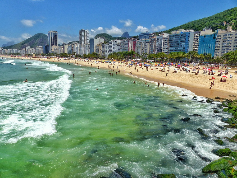 Turistas e banhistas aproveitam dia de sol na Praia de Copacabana, na zona sul de Rio de Janeiro