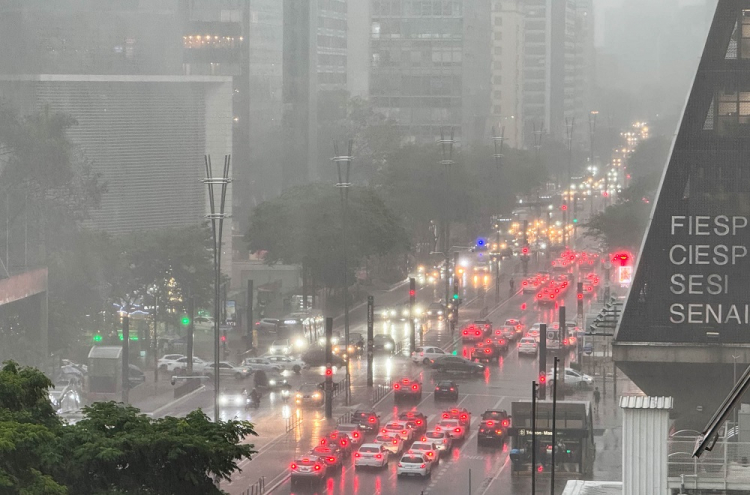 Chuva em São Paulo derruba árvores, causa engarrafamento e deixa 662 mil pessoas sem luz