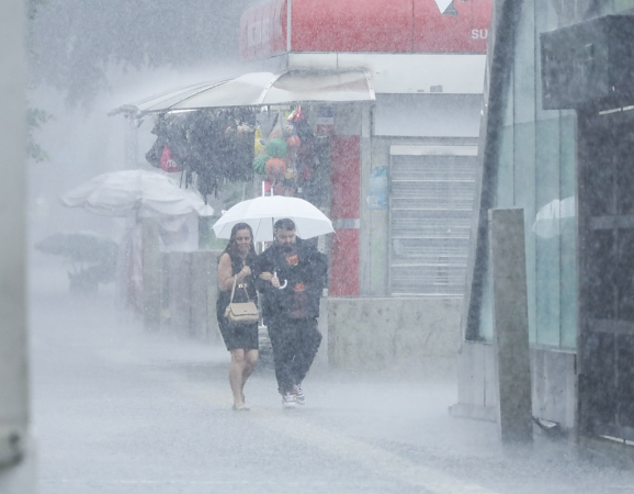 Chuva na tarde deste sábado, 21, na Avenida Paulista, na região centro sul de São Paulo