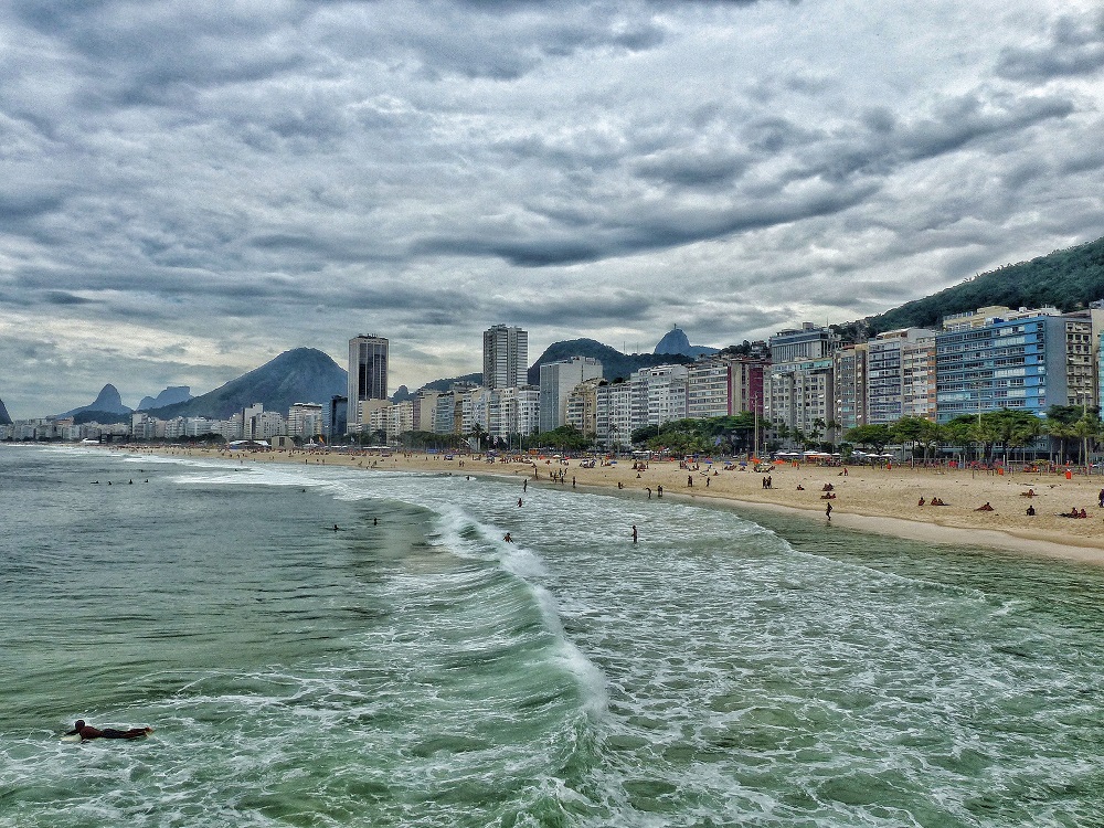 Movimento na Praia de Copacabana, na zona sul do Rio de Janeiro, neste sábado