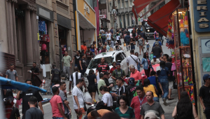 Consumidores em busca dos presentes de última hora para o Natal lotam o entorno e a Rua 25 de Março, no centro da cidade de São Paulo.