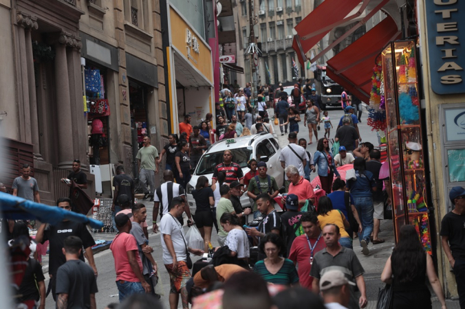 Consumidores em busca dos presentes de última hora para o Natal lotam o entorno e a Rua 25 de Março, no centro da cidade de São Paulo.