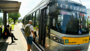 Movimentação de passageiros em ponto de ônibus da capital paulista