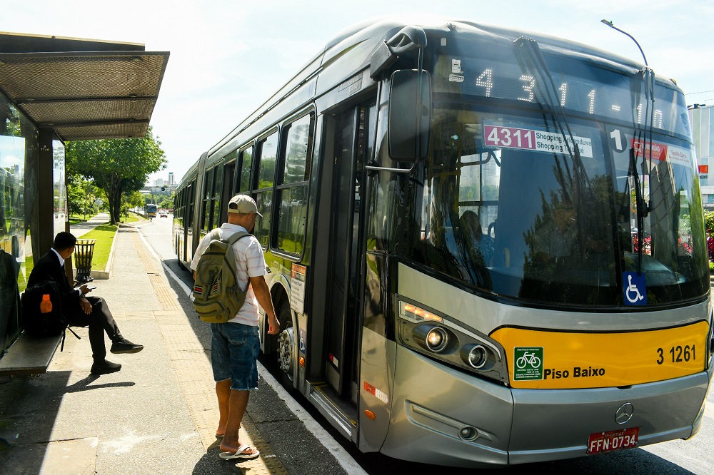 Movimentação de passageiros em ponto de ônibus da capital paulista