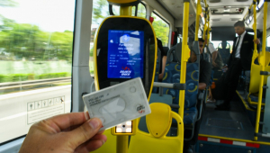 Pessoa passa bilhete único no ônibus