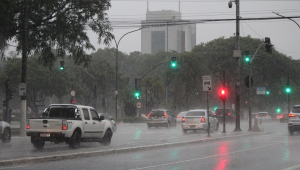 Forte chuva causa pontos de alagamento na Avenida Tiradentes, na região central de São Paulo