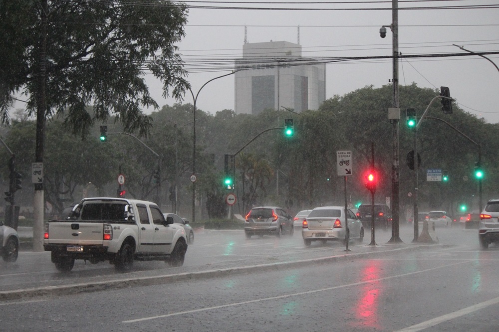 Forte chuva causa pontos de alagamento na Avenida Tiradentes, na região central de São Paulo