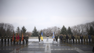 o presidente Volodymyr Zelensky (C) reunido com militares ucranianos para parabenizá-los pelo Dia das Forças Armadas da Ucrânia, em Kyiv, em 06 de dezembro