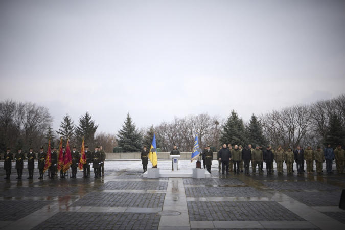 o presidente Volodymyr Zelensky (C) reunido com militares ucranianos para parabenizá-los pelo Dia das Forças Armadas da Ucrânia, em Kyiv, em 06 de dezembro