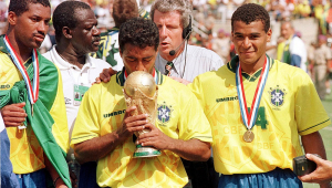 Romário (c) beija a taça acompanhado de Viola (e) e Cafu (d), após a conquista do tetracampeonato pela Seleção Brasileira